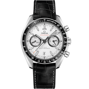 Quadrante bianco con motivo Racing e minuteria dettagliata, due contatori con anelli bruniti e datario a ore 6, indici a freccia bruniti con Super-LumiNova bianca, dettaglio arancione sulla lancetta dei secondi e scritta Speedmaster